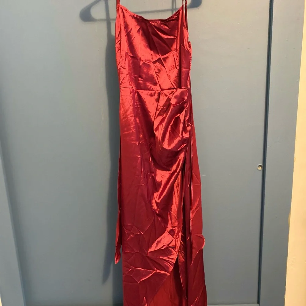 Formal burgundy red dress. Brand new from Shein. Size large. - Picture 3 of 6
